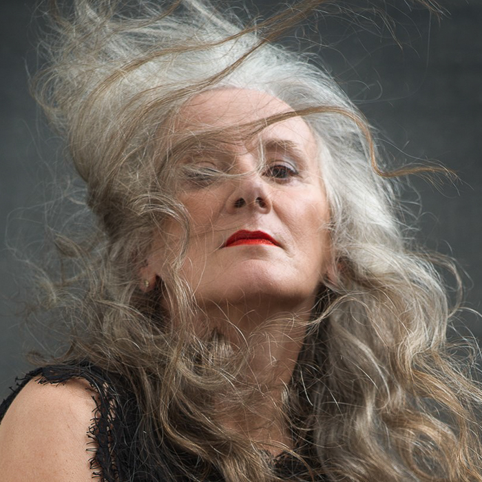 Ingrid Binder - Den Musen reicht es, Sie fotografieren selber und stellen sich vor...