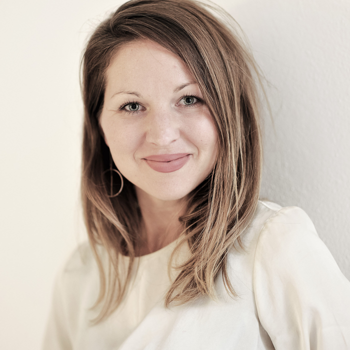 Julia Grundböck - Den Musen reicht es, Sie fotografieren selber und stellen sich vor...